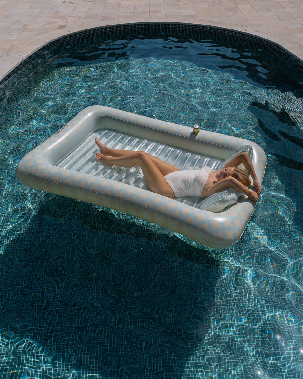 flotador piscina y terraza azul