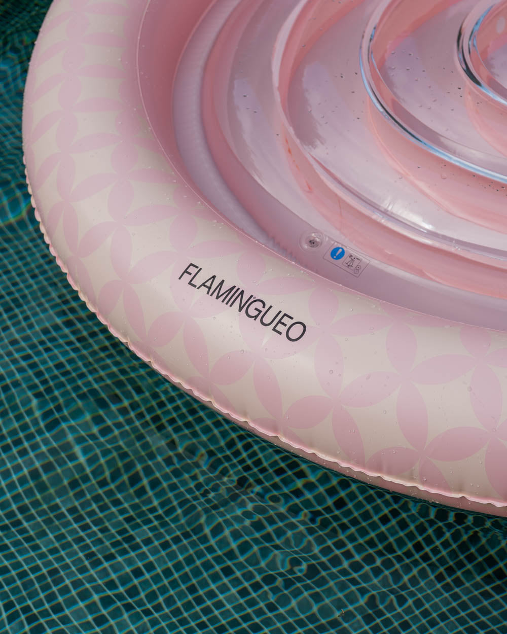 flotador piscina y terraza rosa