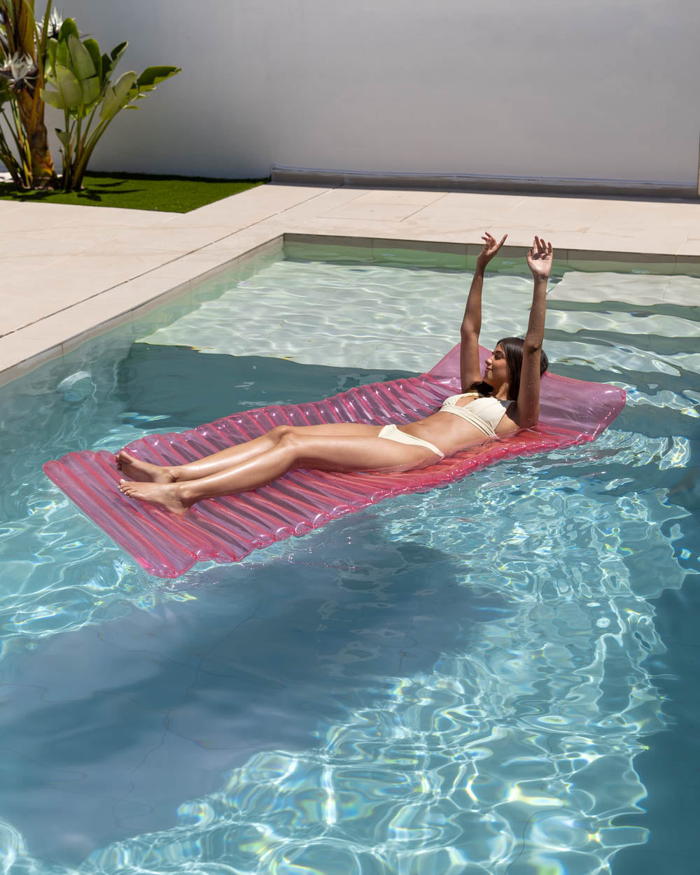 colchoneta rosa piscina