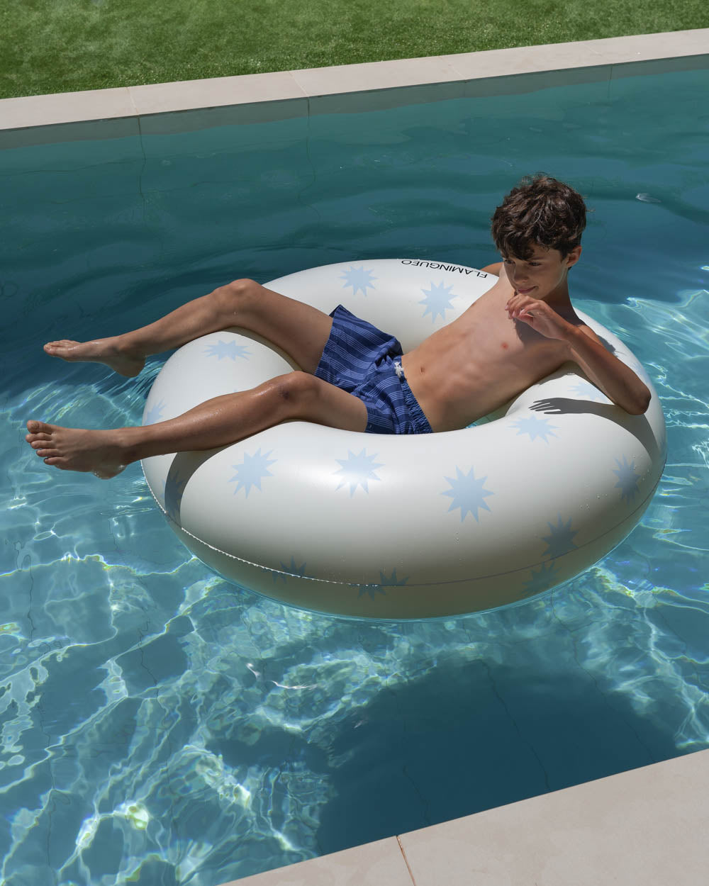 flotador beige flamingueo piscina