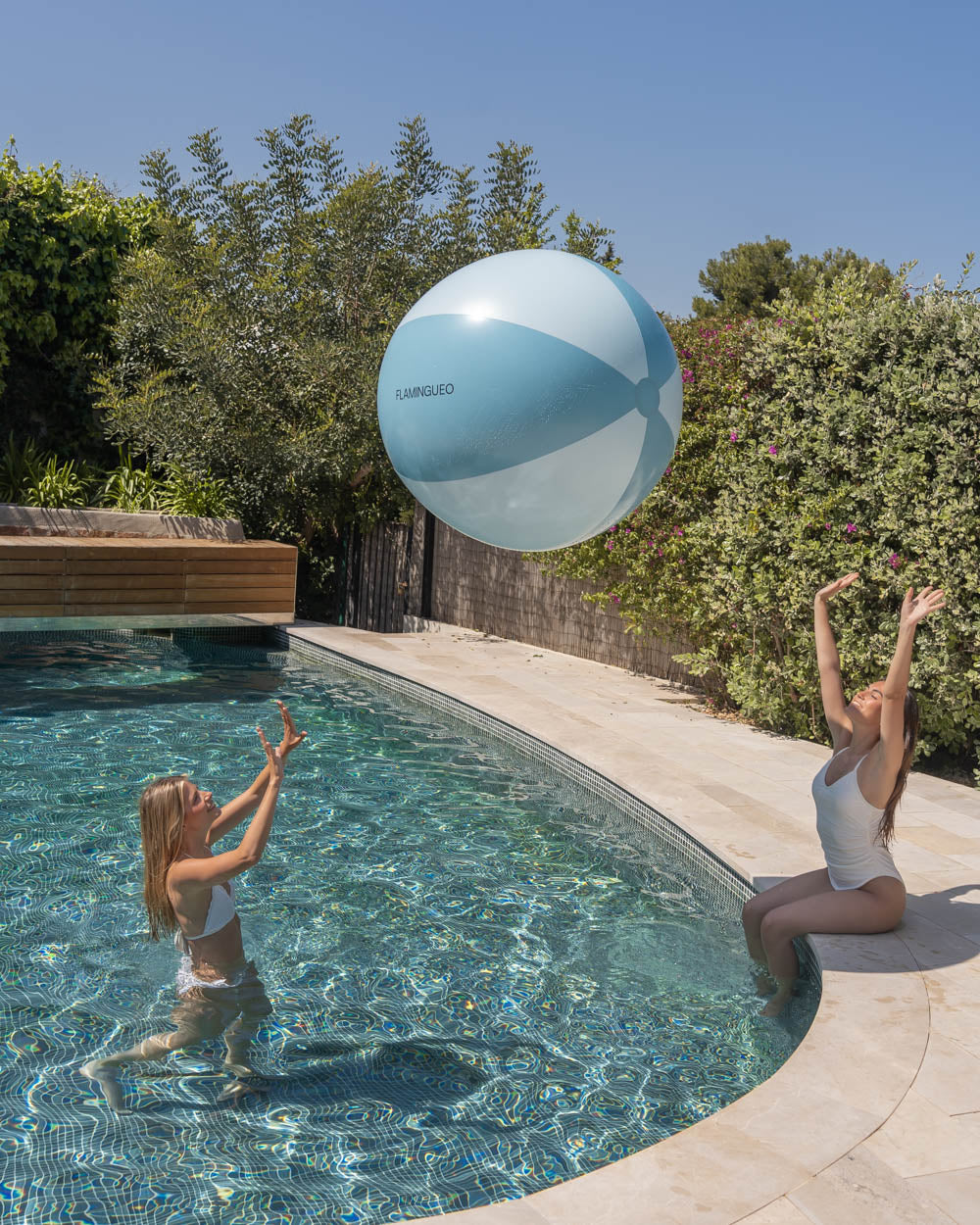 pelota hinchable azul piscina