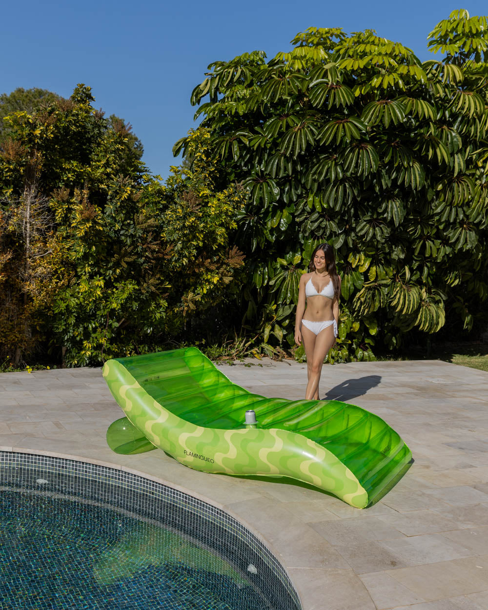 flotador piscina y terraza verde