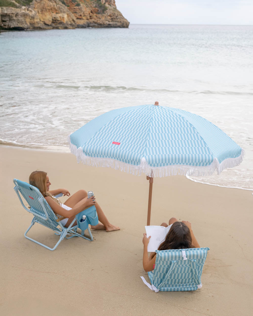 silla, sombrilla y respaldo de playa