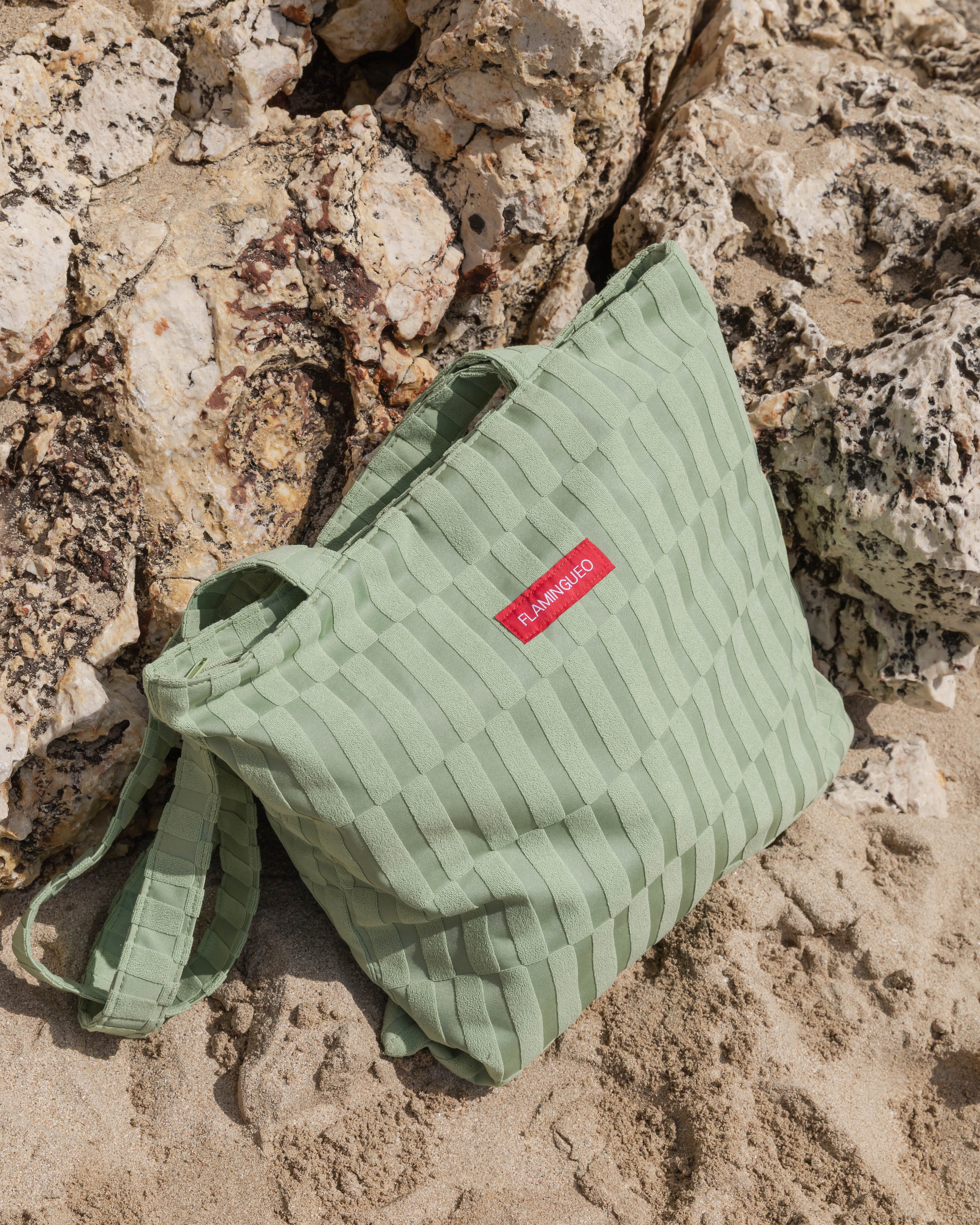 bolsa de playa y piscina verde