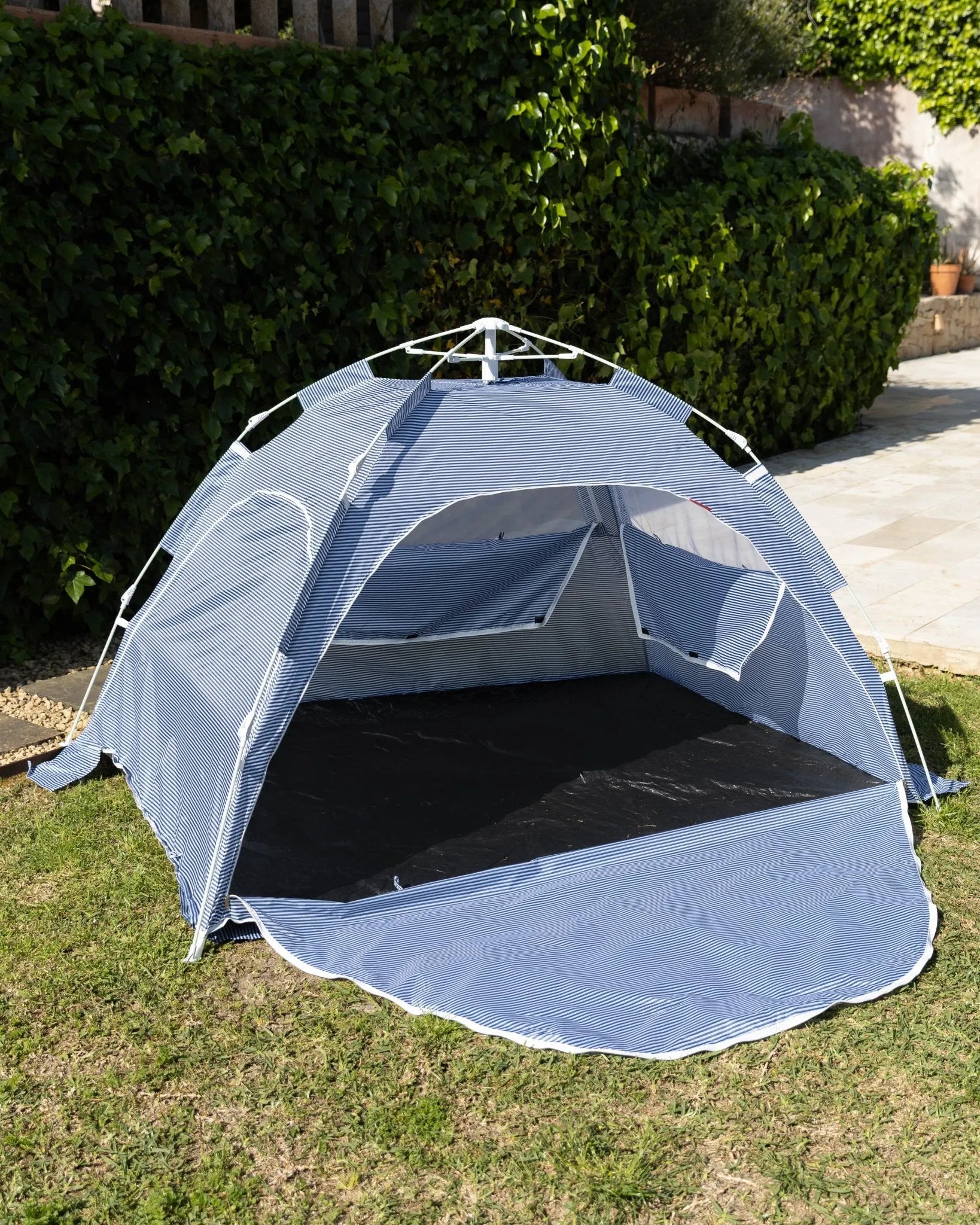Beach tent with UPF 50+ protection