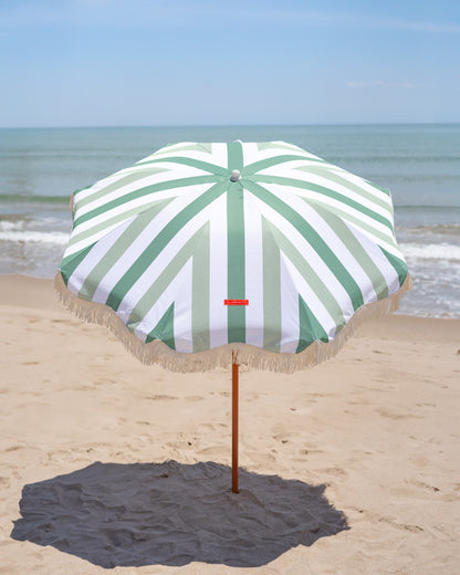 parasol terraza verde y blanca