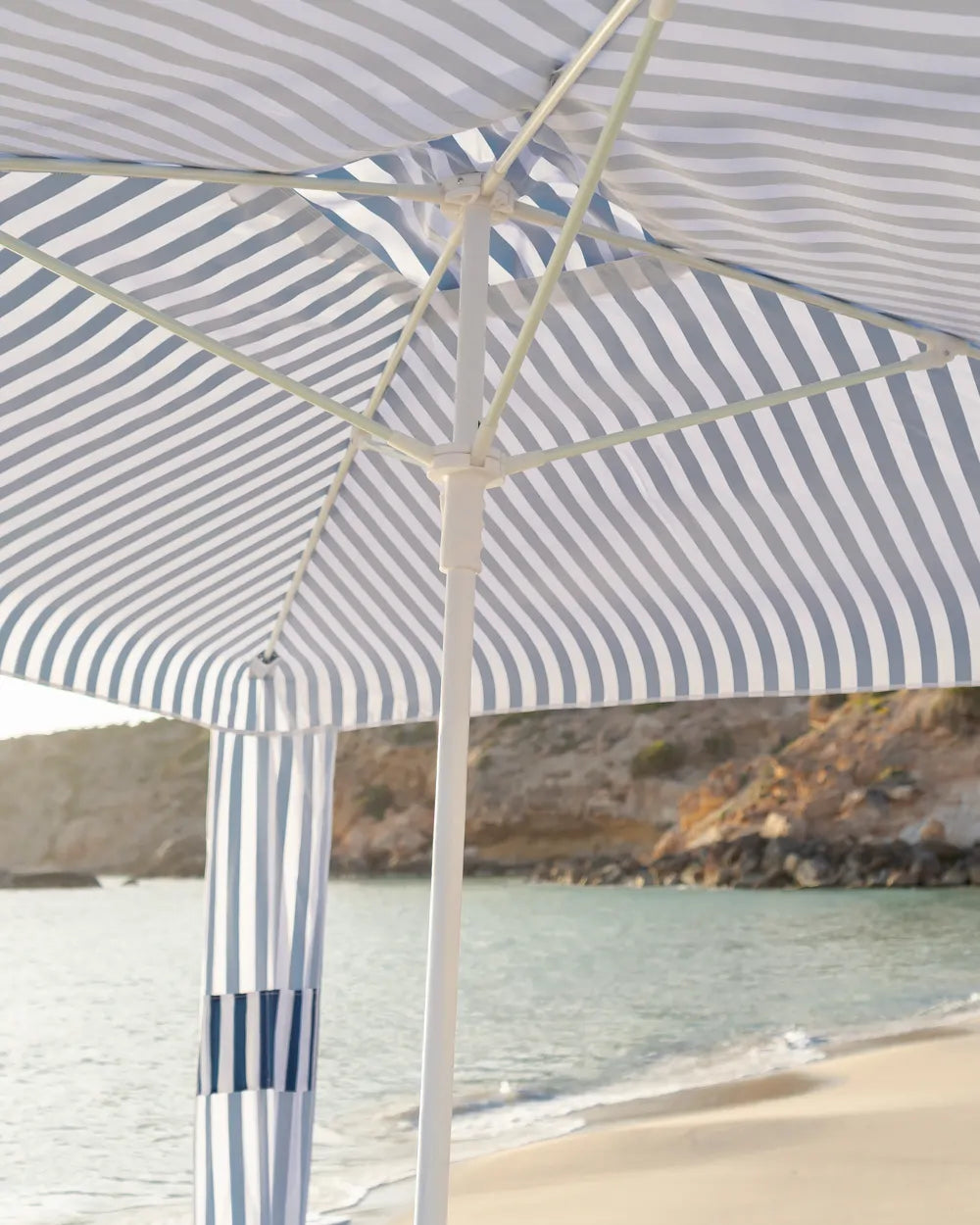 Toldo de playa con bolsillos de arena – SUNGOLD