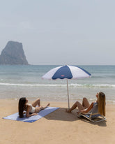 silla de playa, sombrilla y toalla flamingueo