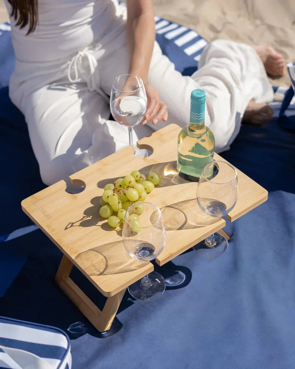 Mesa de picnic con huecos de copa de vino y bebida