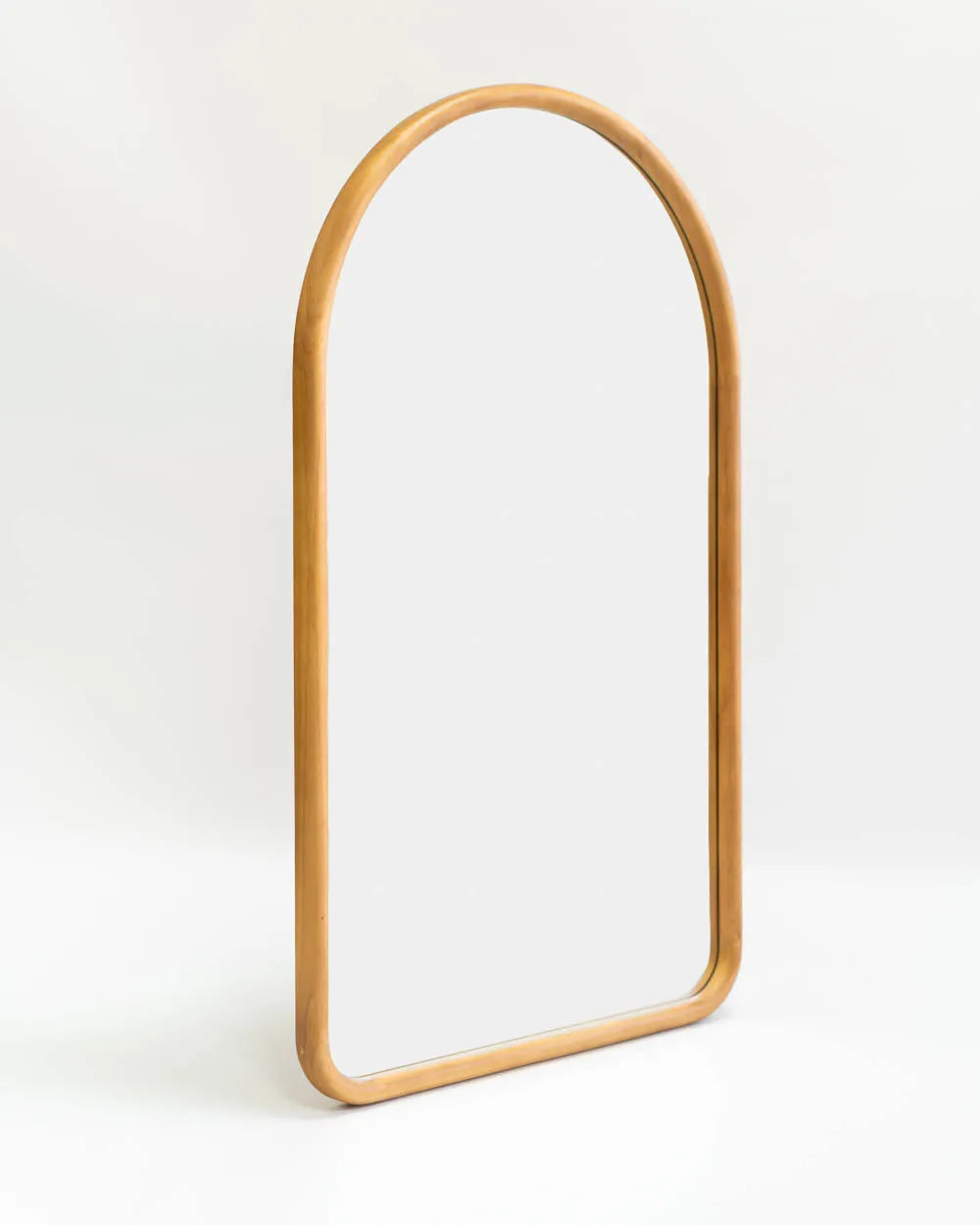 Gewölbter Wandspiegel aus Holz – IONA