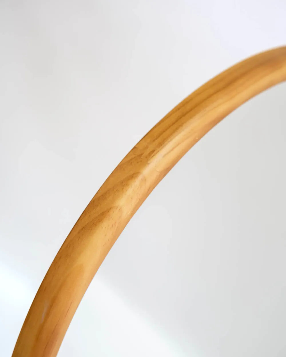 Gewölbter Wandspiegel aus Holz – IONA