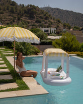 sombrilla y mini bar jardín