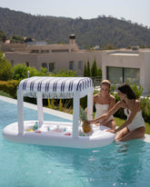 mini bar piscina azul