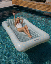 colchoneta piscina geometrica azul