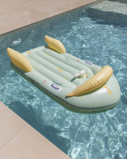 tumbona hinchable con pistola de agua
