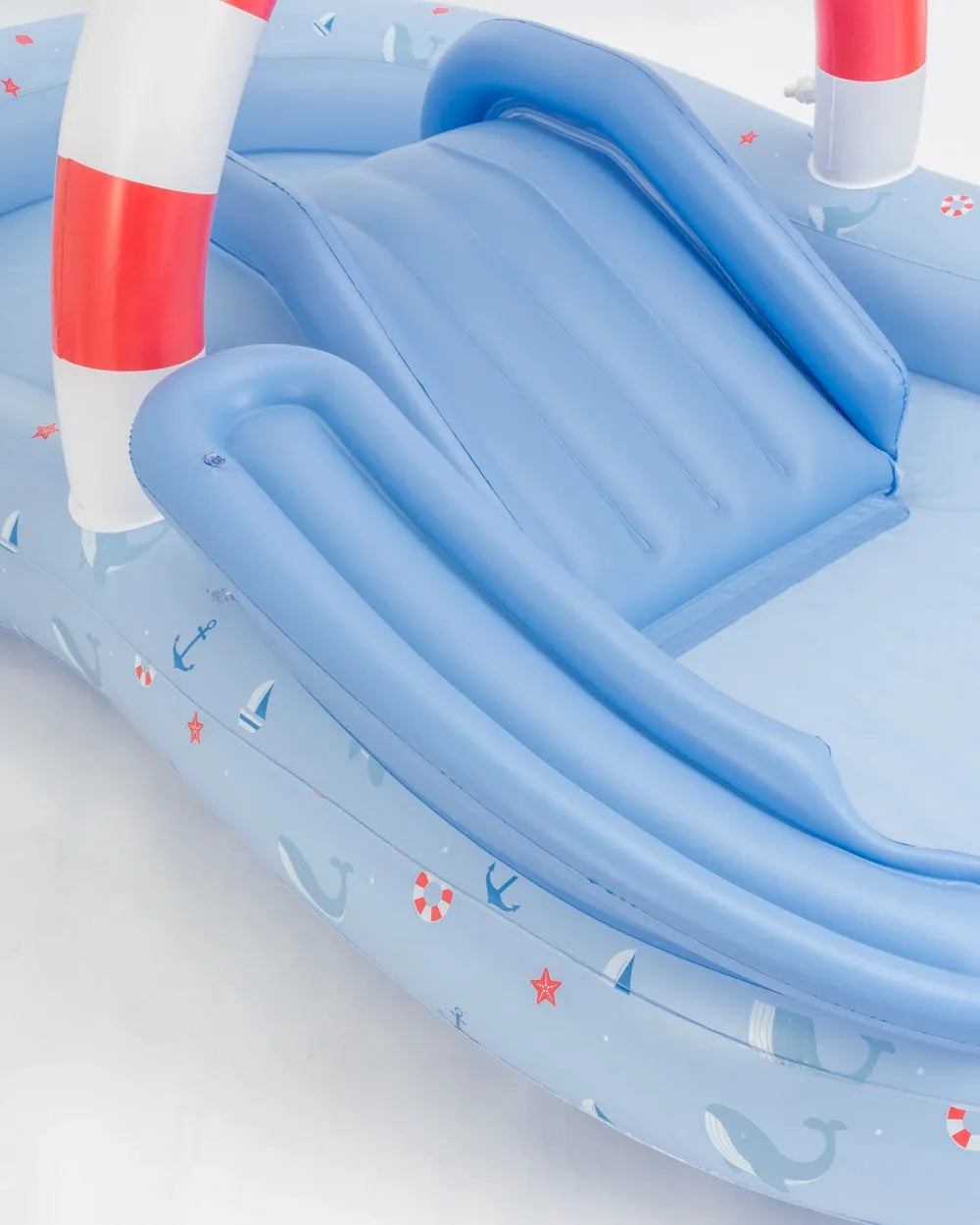 Centro de juegos acuático infantil con aspersor – NESS