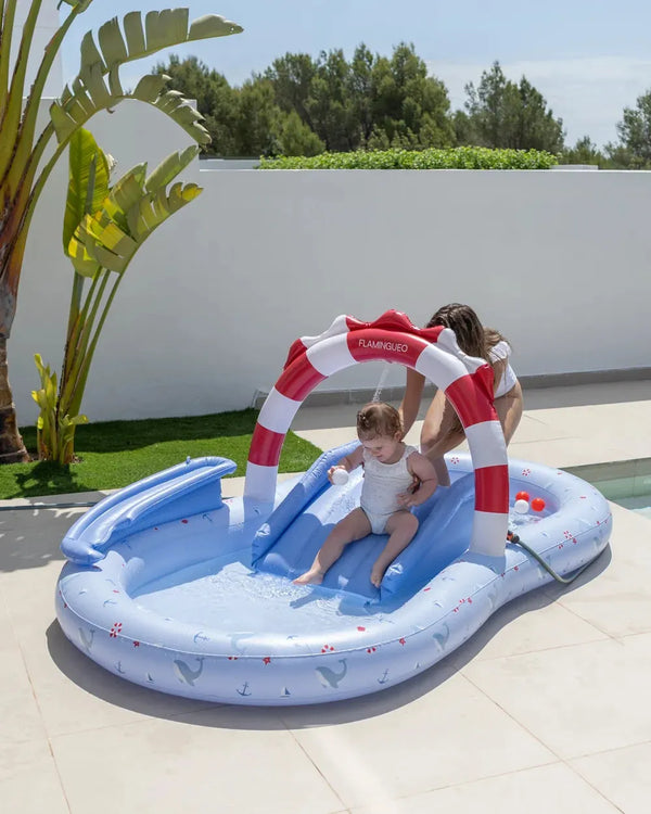 Parque acuático inflable con una rampa