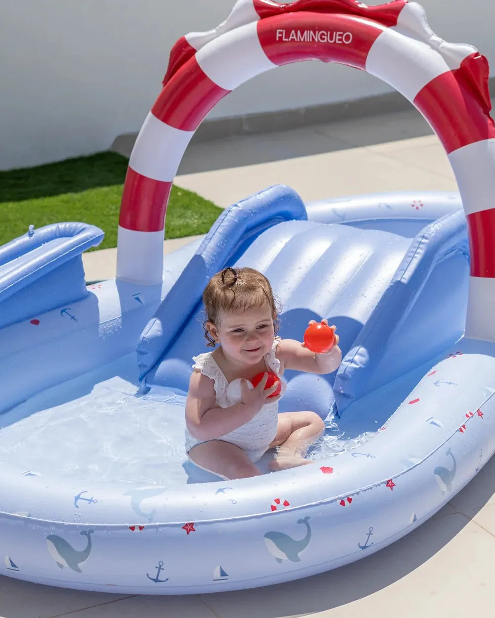 Piscina inflable con tobogán infantil y suelo acolchado