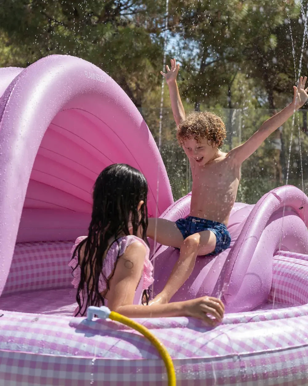 Piscina infantil con aspersor