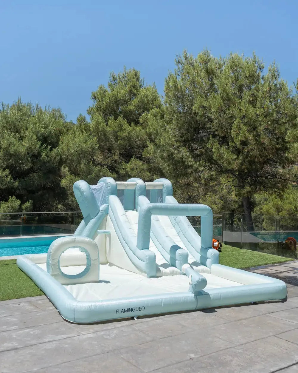 Piscina hinchable con juegos de agua