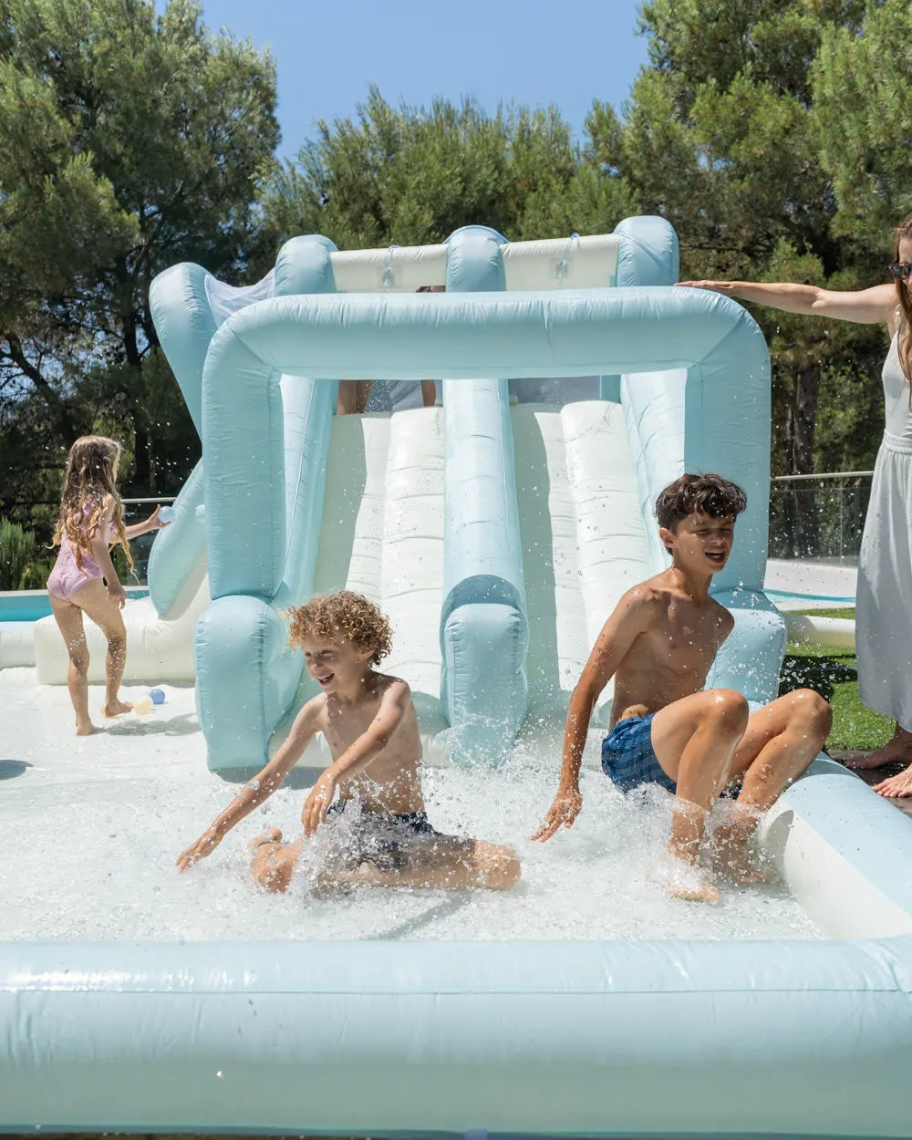 Parque acuático inflable con tobogán
