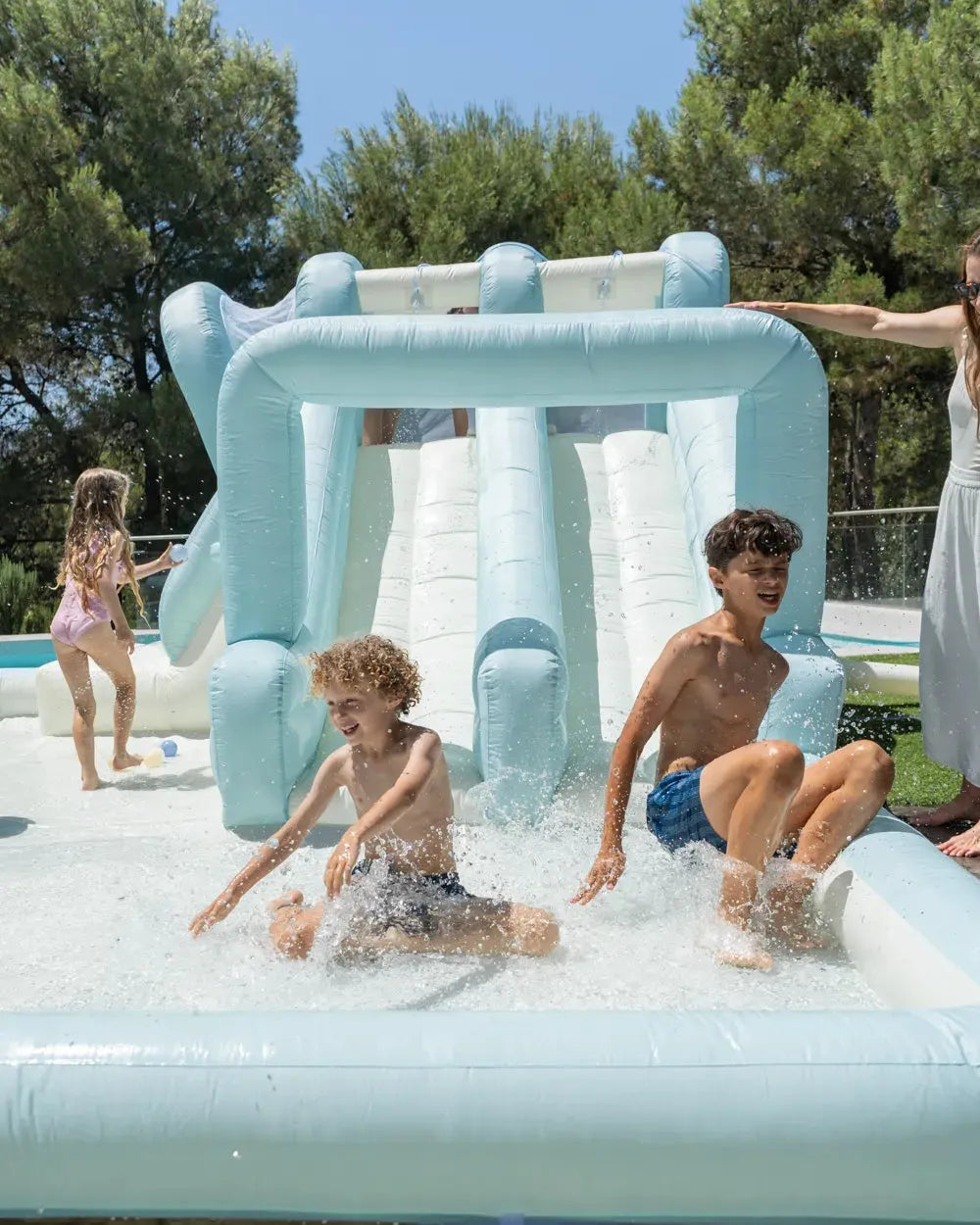 Parque acuático inflable con tobogán