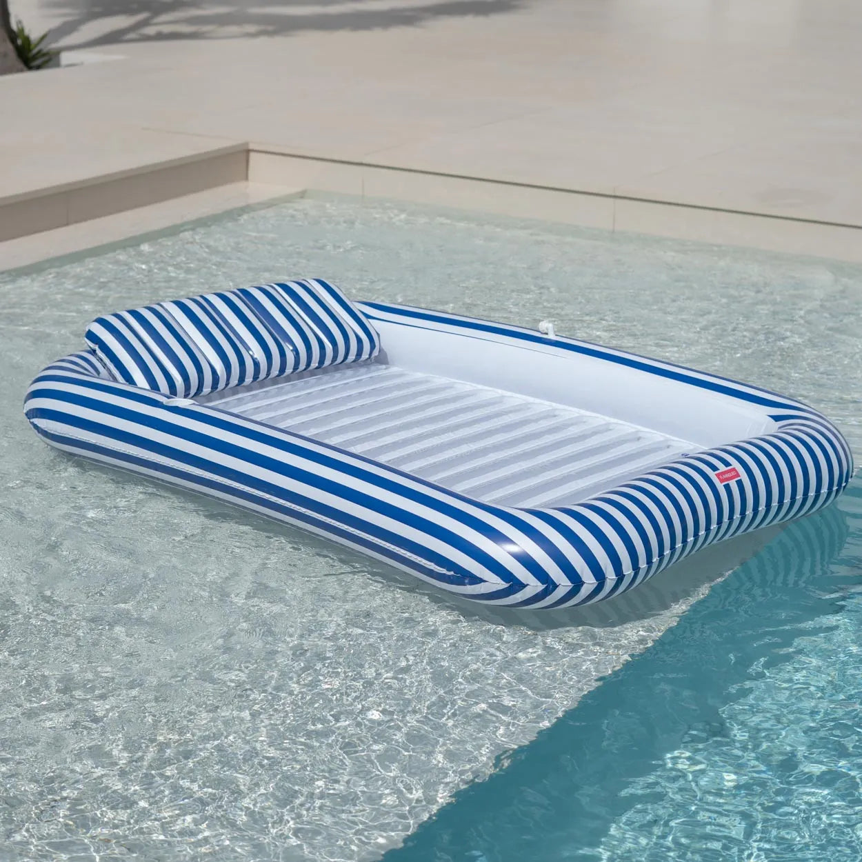 Flotador azul marino con aspersor en terraza