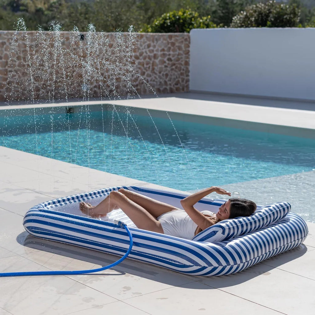 Flotador inflable azul marino con aspersor