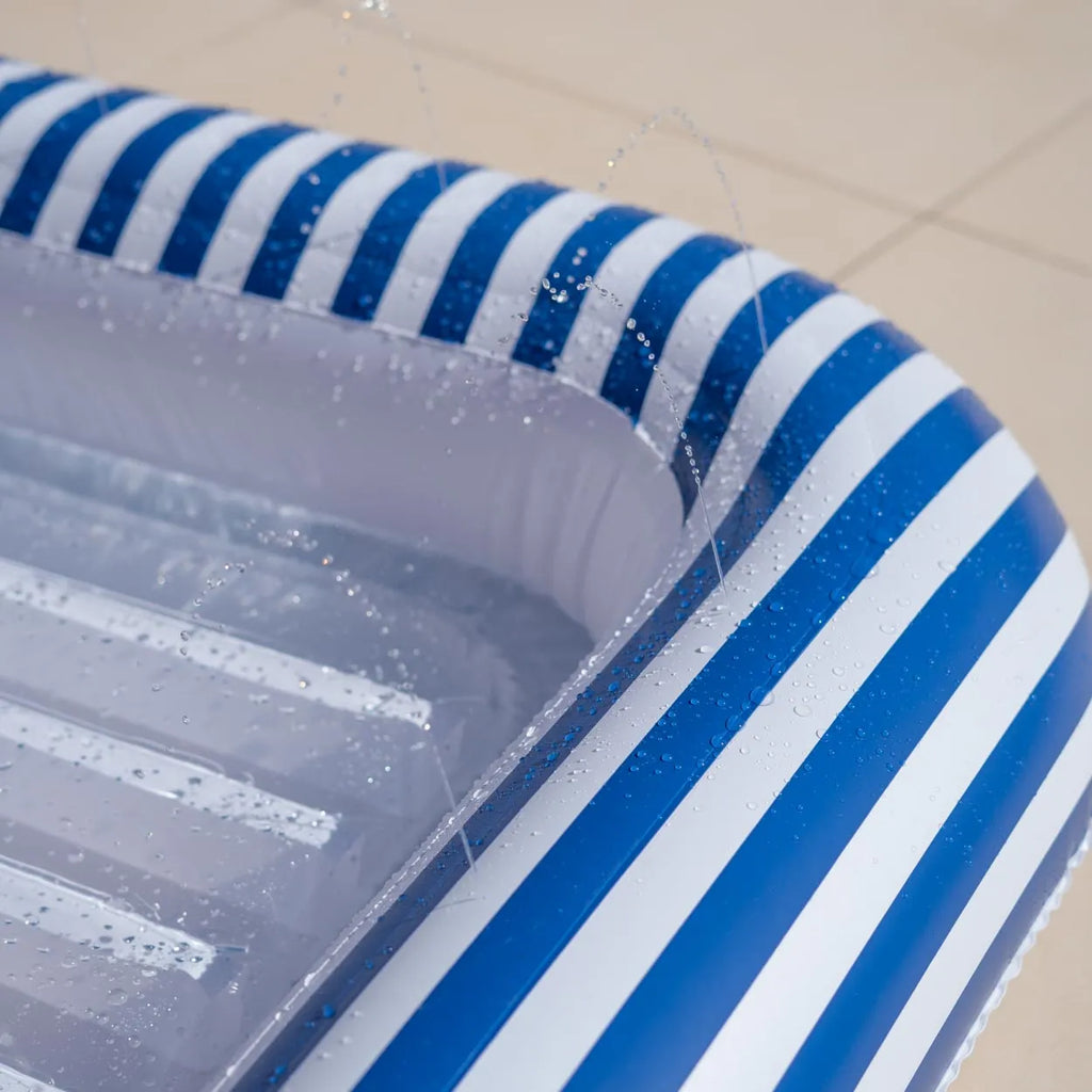 Detalle válvula flotador inflable azul marino