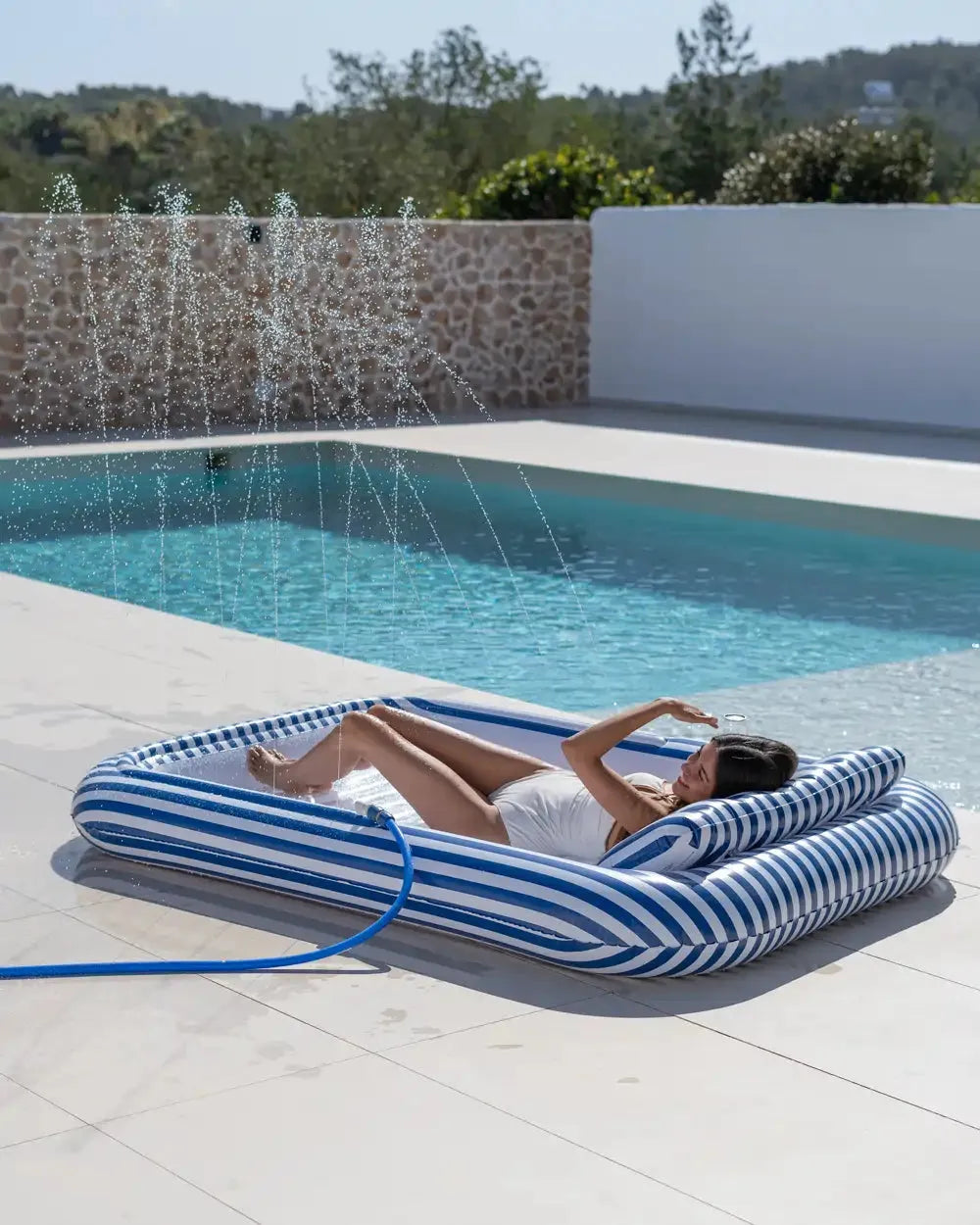 Piscina per abbronzatura con irrigatore – SACHA