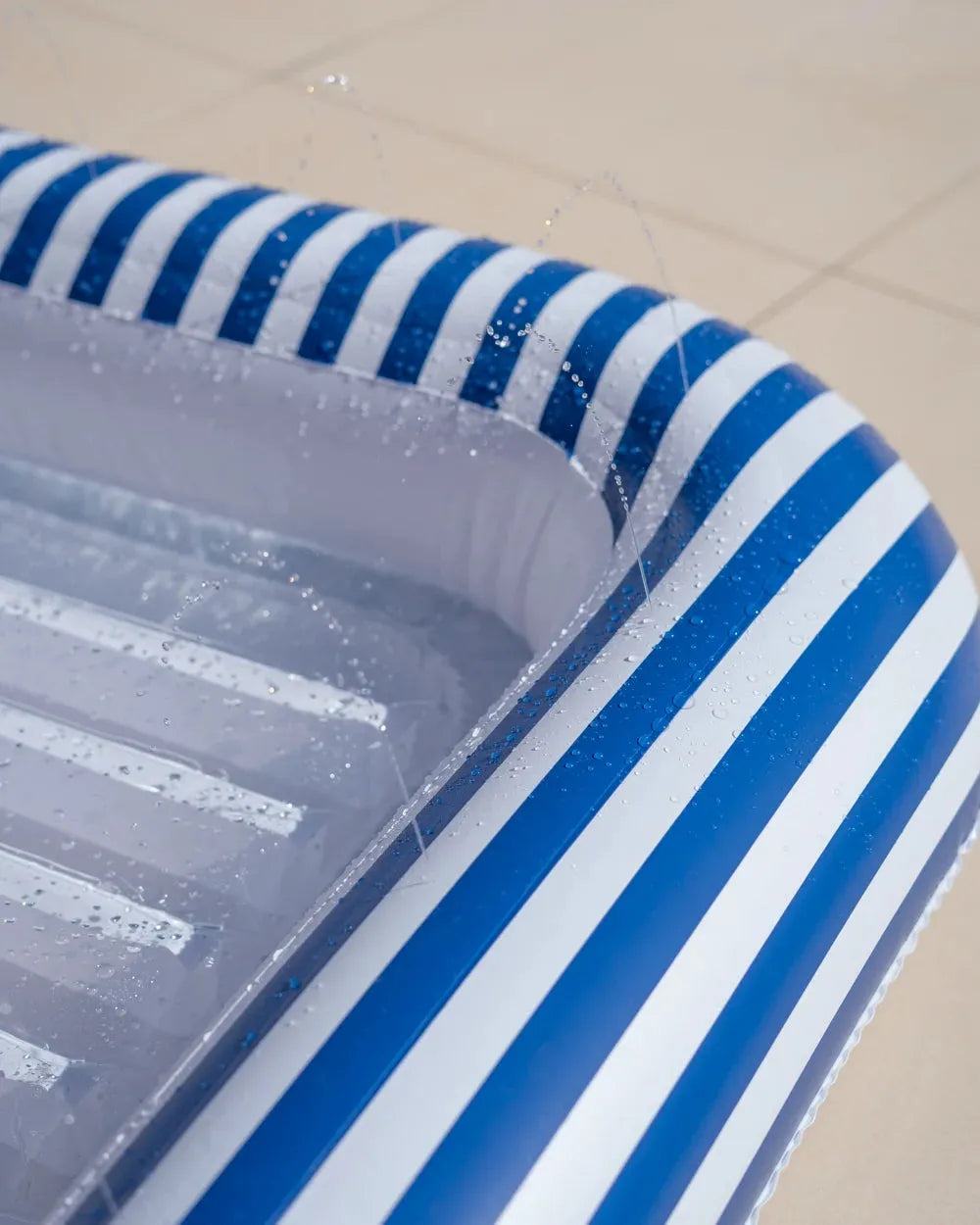 Piscina bronzeadora com aspersor – SACHA