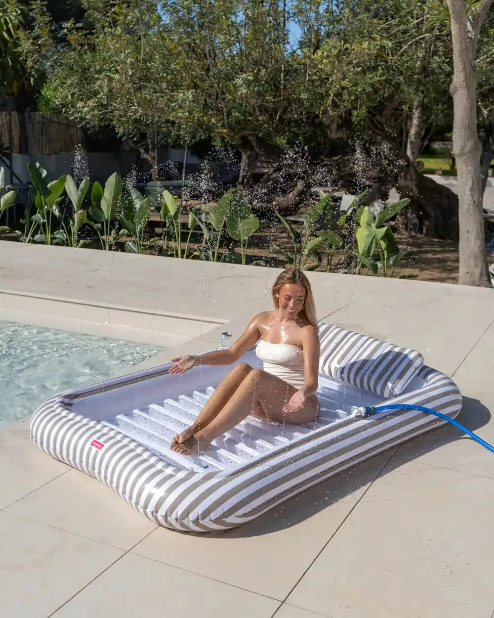 Piscina insuflável com aspersor – SACHA