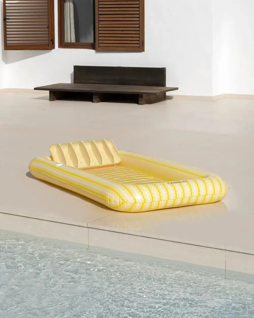 Tumbona hinchable amarilla de uso individual