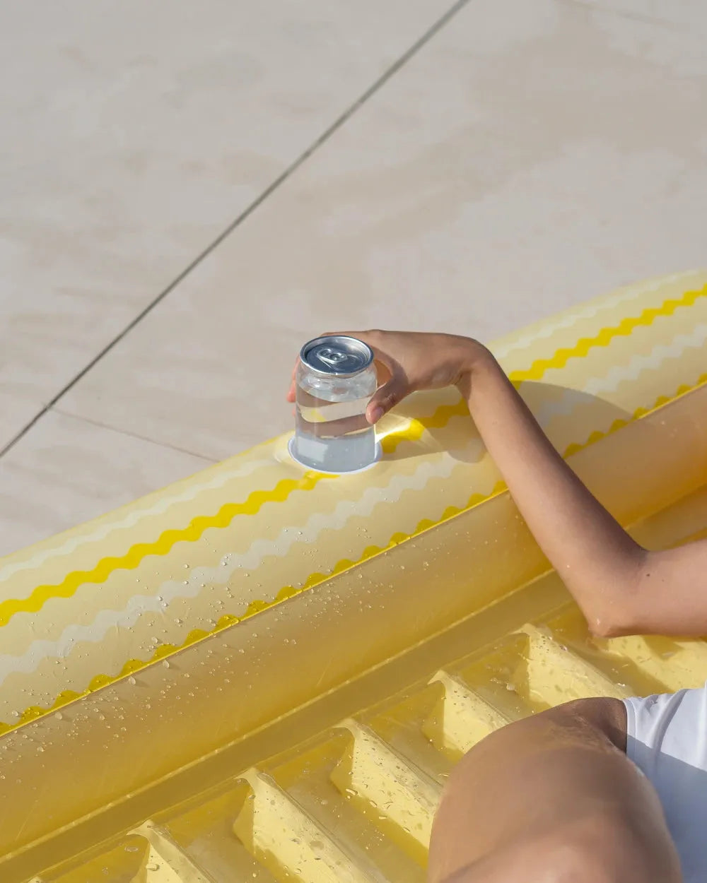 Flotador inflable amarillo con posavasos