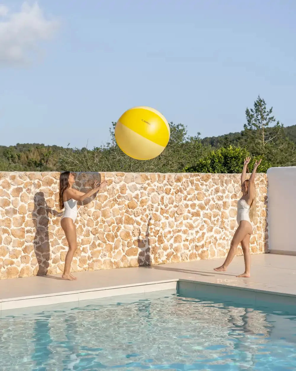 Giant inflatable beach and pool ball – HOOP