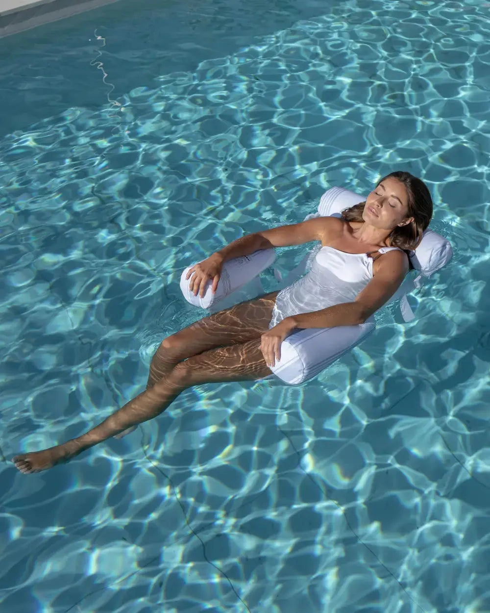 Inflatable pool lounge chair with mesh – AMARA