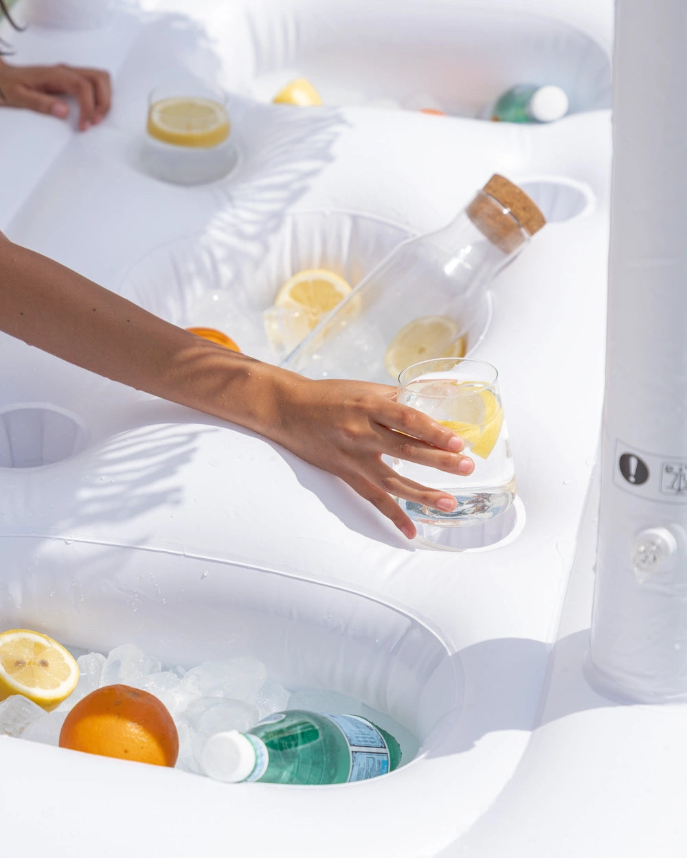 Bar flotante para piscina con toldo – SALDUBA