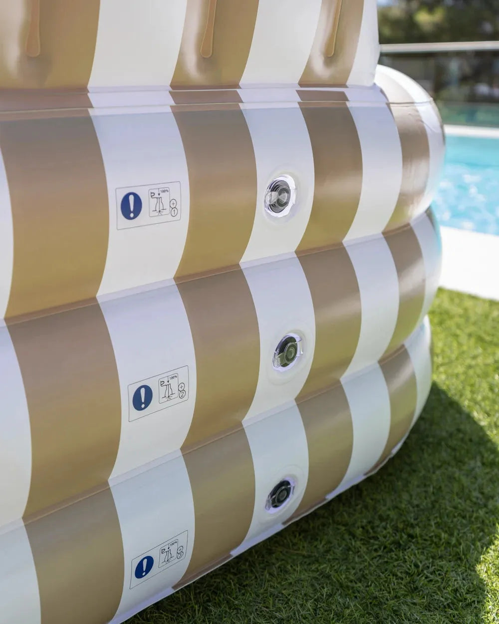 Piscina con tres válvulas de inflado