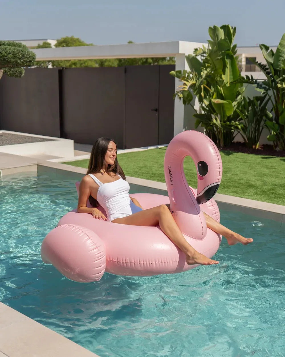 Flamenco hinchable para tomar el sol