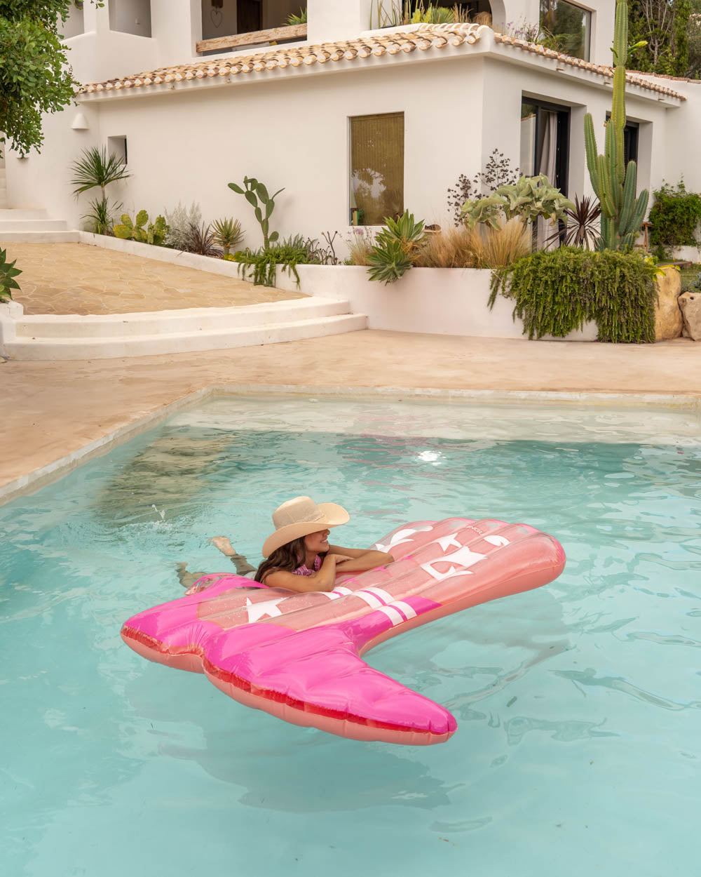 Pink cowboy boot float - BANDIDA