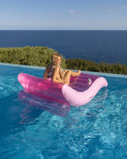 flotador piscina y terraza rosa