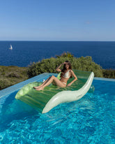flotador piscina y terraza verde