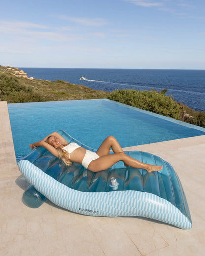 flotador piscina y terraza azul