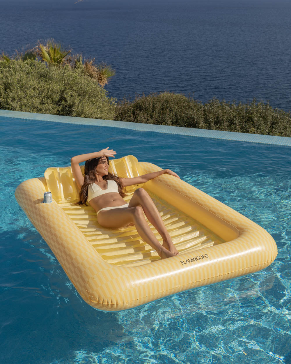 colchoneta piscina geometrica amarilla