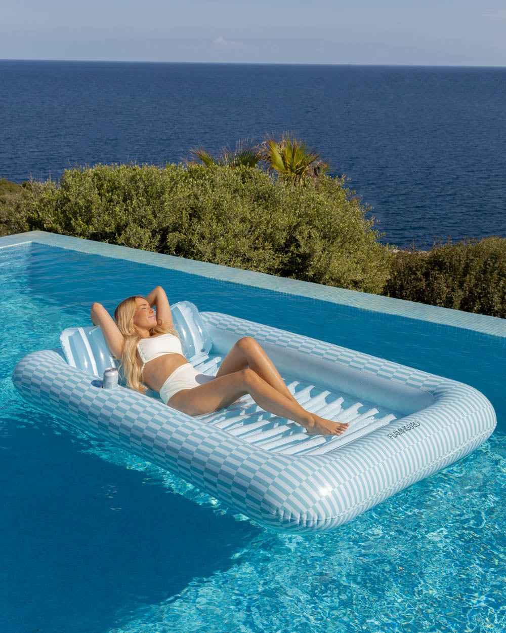 colchoneta piscina geometrica azul