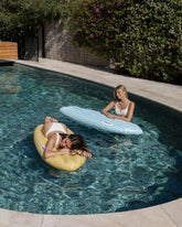 colchoneta piscina y playa azul