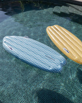 colchoneta surf amarilla flamingueo
