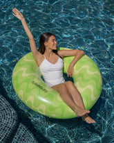 flotador verde piscina flamingueo