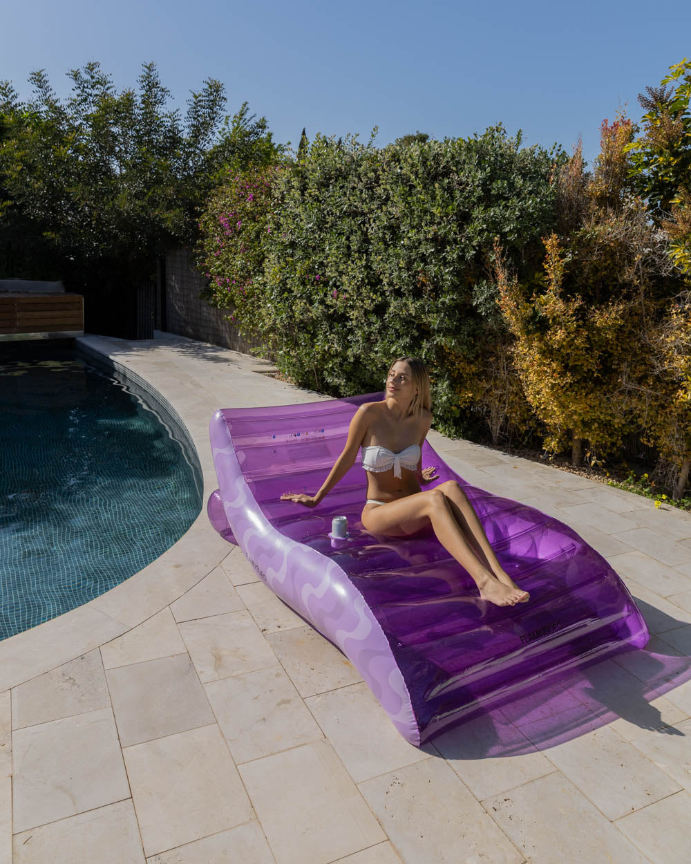 flotador piscina y terraza morado