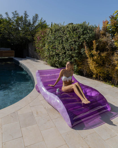 flotador piscina y terraza morado